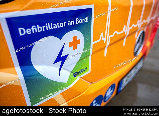 11 December 2023, Mecklenburg-Western Pomerania, Güstrow: A ""Defibrillator on board"" sign is stuck to a bus operated by the transport company Rebus