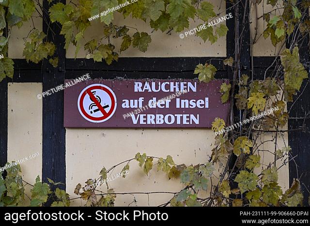 09 November 2023, Berlin: A ""No smoking on the island"" sign on Peacock Island. Photo: Jens Kalaene/dpa. - Berlin/Berlin/Germany