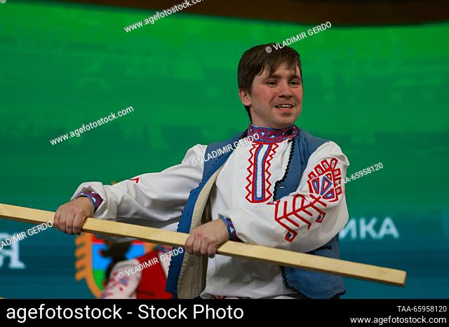 RUSSIA, MOSCOW - 21 de diciembre de 2023: Un miembro de un conjunto de baile realiza en la inauguración del Día de la República de Karelia en la exposición...