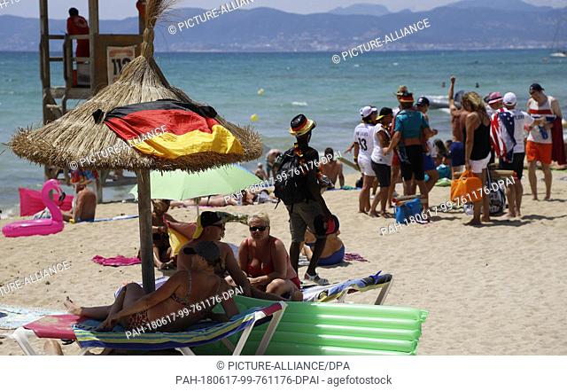 17 June 2018, Spain, Palma de Mallorca: Fans before the soccer World Cup game between Germany and Mexico at Arenal beach in Palma de Mallorca