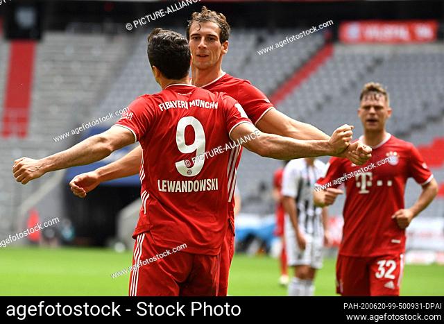 20 June 2020, Bavaria, Munich: Football: Bundesliga, FC Bayern Munich - SC Freiburg, 33rd matchday in the Allianz Arena. Munich's Robert Lewandowski (l) cheers...