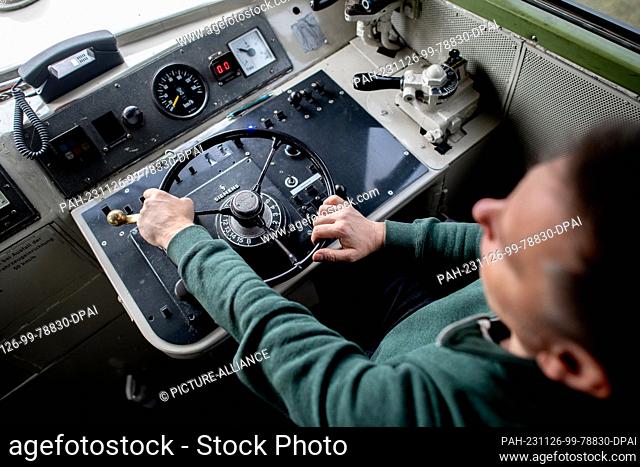 15 November 2023, Lower Saxony, Oldenburg: Roland Sandkuhl, a self-employed train driver from Oldenburg, operates the engine power via a rotary wheel in the...