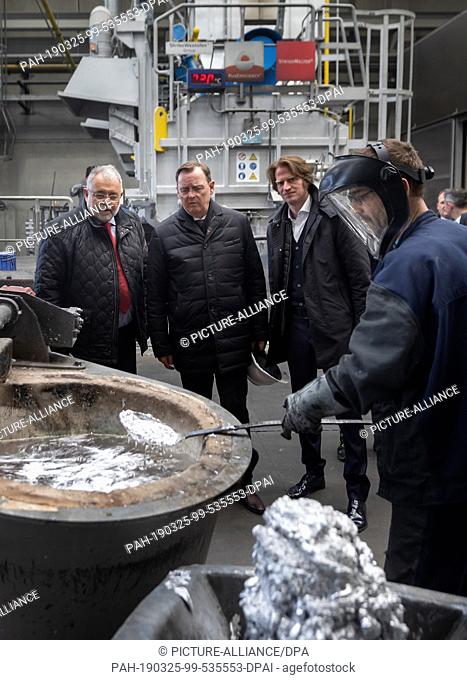 25 March 2019, Thuringia, Hildburghausen: The smelter Maik Hobusch skims the so-called ""scabies"" on the edge of the laying of the foundation stone for a new...