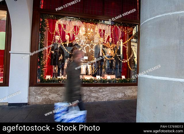 Weihaftert decoration in a clothing store on the Prinzipalmarkt, on November 27th, 2020 in Muenster / Germany.  | usage worldwide