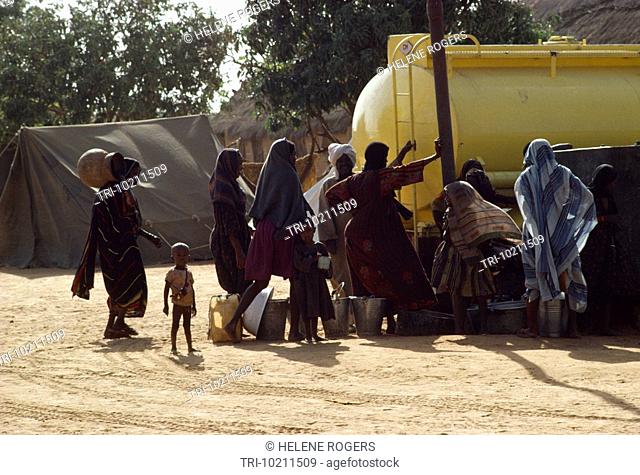 El Geneina Sudan Women Collecting Water Refugees Displaced People