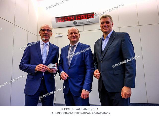 08 May 2019, Lower Saxony, Hanover: Bernhard Zentgraf, Chairman of the Federation of Taxpayers of Lower Saxony and Bremen (l-r), Reinhold Hilbers (CDU)