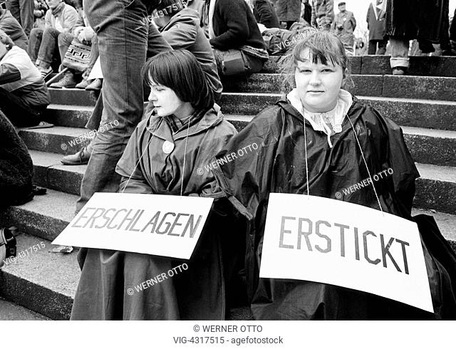 Eighties, black and white photo, people, peace demonstration, Easter marches 1983 in Germany against nuclear armament, two young women presenting a protest sign