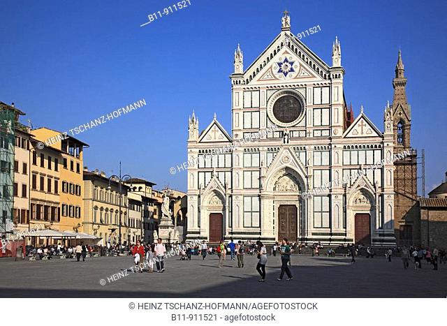 Franziskanerkirche Santa Croce an der Piazza Santa Croce in Firenze, Florenz, Toskana, Italien / Franciscan church of Santa Croce at the Piazza Santa Croce in...