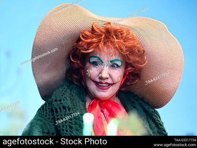 RUSSIA, MOSCOW - 13 de octubre de 2023: Actriz Tatyana Titova como Toad realiza durante una vista previa de prensa de la producción del cuento de hadas...