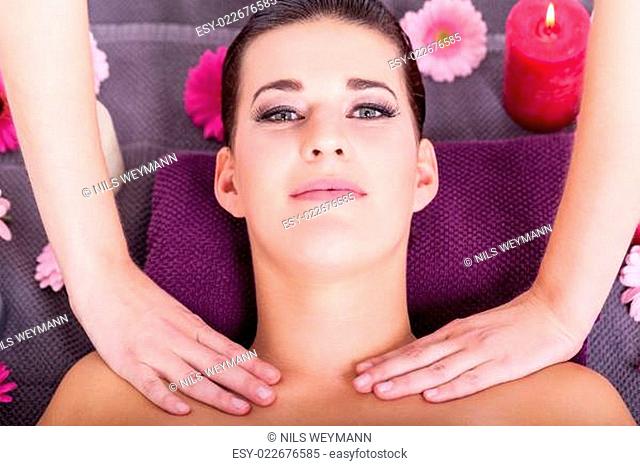 entspannte junge frau bei einer gesichts kopf massage