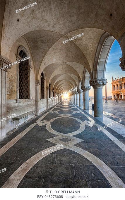 Die Arkaden vom Dogenpalast in Venedig