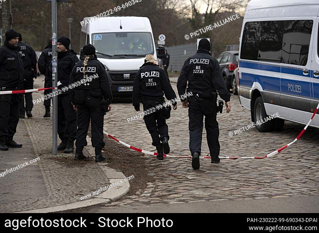 22 February 2023, Berlin: Police officers stand not far from the place where the injured girl (5), previously thought to be missing, was found yesterday evening