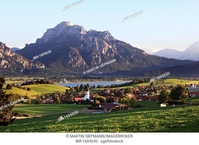 Rieden on Forggensee lake, Neuschwanstein Castle and Mt Saeuling, Ostallgaeu, Allgaeu, Swabia, Bavaria, Germany, Europe
