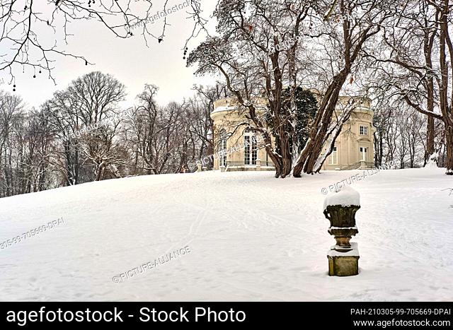 10 February 2021, Lower Saxony, Brunswick: Deep snow lies on the hillside behind Richmond Castle. Photo: Stefan Jaitner/dpa
