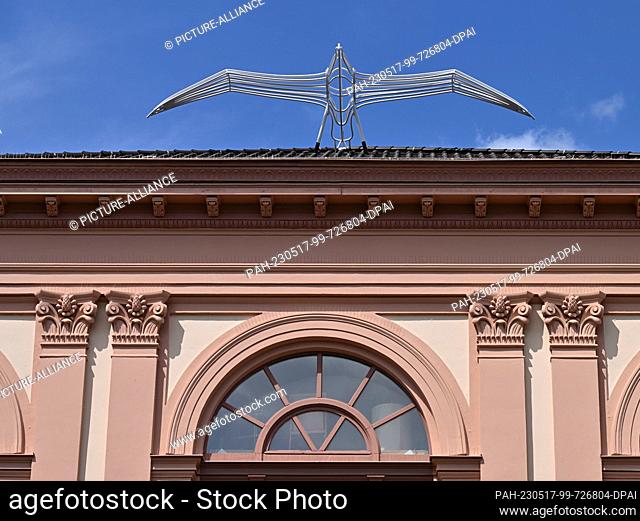 17 May 2023, Thuringia, Eisenach: The seven-meter sculpture of an albatross is mounted on the roof of the Eisenach-Rudolstadt State Theater