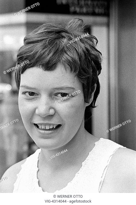 DEUTSCHLAND, BOTTROP, 31.08.1970, Seventies, black and white photo, people, young girl, portrait, aged 18 to 22 years, Monika - Bottrop, Nordrhein-Westfalen