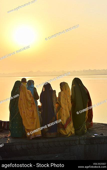 India, Madhya Pradesh, Maheshwar, On the banks of Narmada river at sunrise