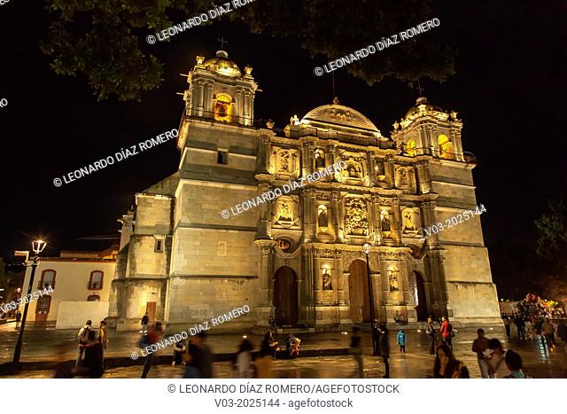 Oaxaca Cathedral: A night view