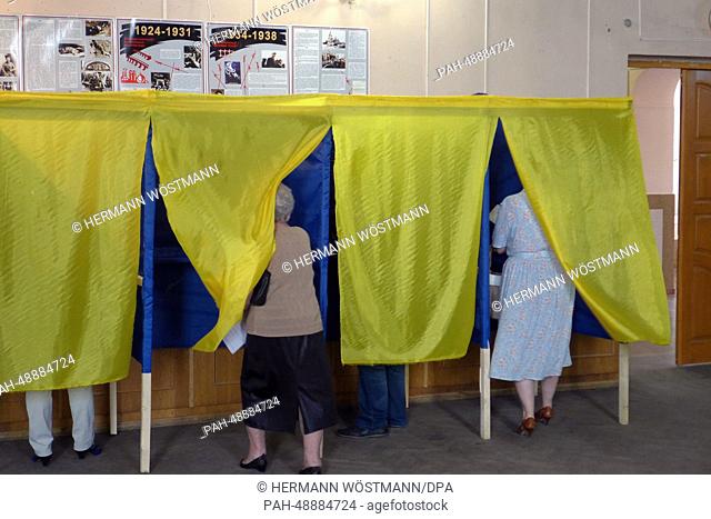 People vote at polling station nr. 260916 in Ivano-Frankivsk, Ukraine, 25 May 2014. Photo: Hermann Woestmann/dpa | usage worldwide