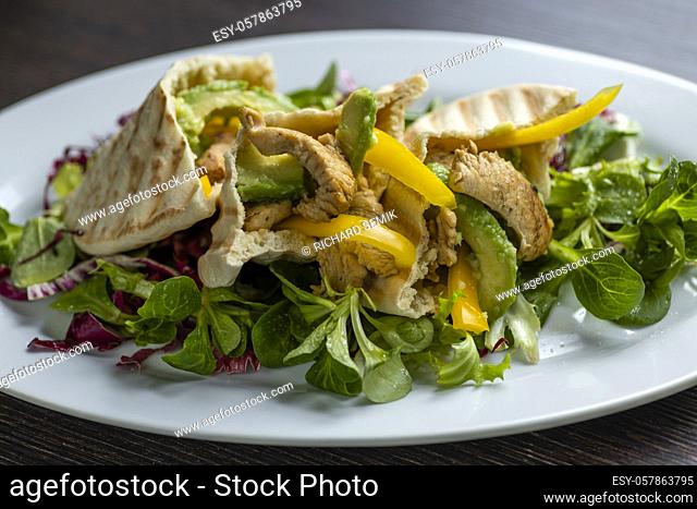 pita bread with chicken and salat
