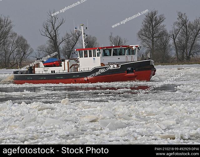 18 February 2021, Poland, Zatan Dolna: A German icebreaker navigates the German-Polish border river Oder north of Schwedt (Brandenburg)