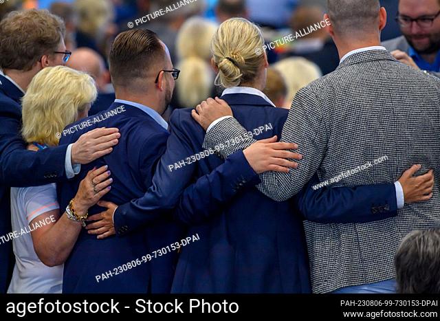06 August 2023, Saxony-Anhalt, Magdeburg: Alice Weidel (4vl), AfD federal chair and leader of the AfD federal parliamentary group stands for a group photo arm...