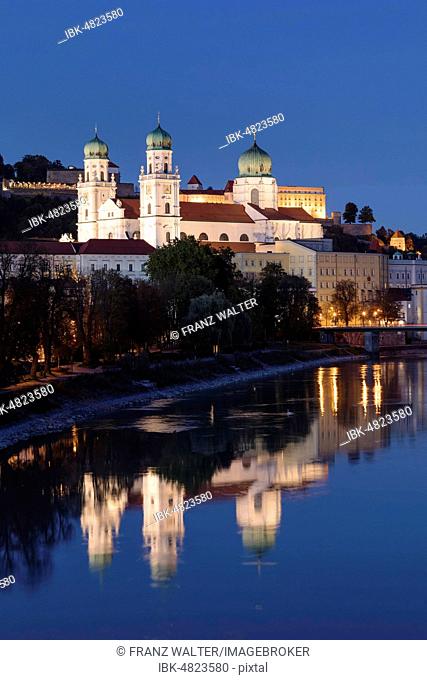 View over the Inn to St.Stephan's Cathedral and Veste Oberhaus, Passau, Lower Bavaria, Bavaria, Germany