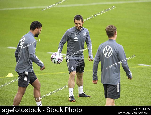 left to right Serge GNABRY (GER), Amin YOUNES (GER), Joshua KIMMICH (GER) Good mood, training for the men's national football team on March 23rd