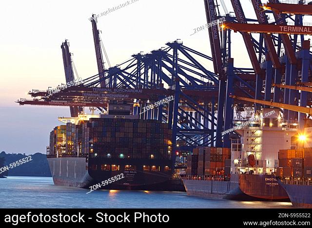 Containerschiffe UMM Salal am Containerterminal Burchardkai im Tiefwasserhafen Hamburg-Waltershof aufgenommen am Abend des 15. Mai 2014