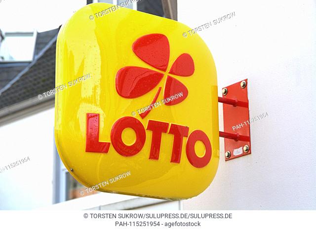 The rainy, yellow sign of a lottery collection point in Schleswig with the red Glucksklee and the Lotto logo. --- For editorial use only --- Only for editorial...
