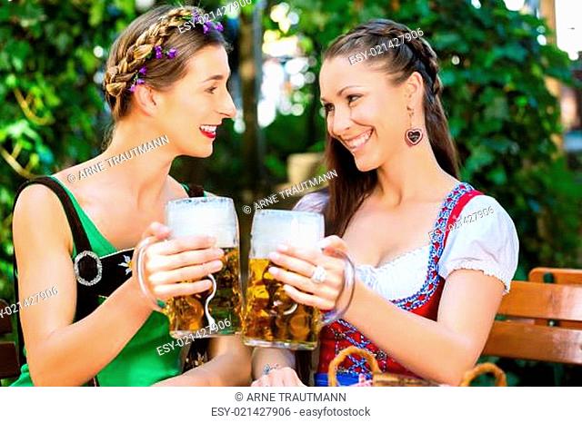 Im Biergarten - Freunde trinken Bier in Bayern