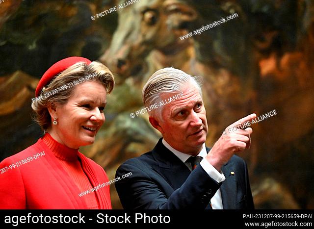 07 de diciembre de 2023, Sajonia, Dresde: El rey Philippe y la reina Mathilde de Bélgica están frente a la pintura "Quos ego" de Peter Paul Rubens durante su...