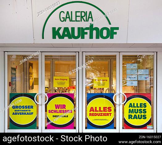 Eingang zu Galeria Kaufhof, Geschaeftschliessung, Insolvenzplan Galeria Karstadt Kaufhof, Witten, Nordrhein-Westfalen, Deutschland, Europa