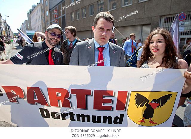 Nach der Zulassung zur Bundestagswahl starteten etwa 30 Mitglieder der Partei Die PARTEI den Wahlkampf mit einer Teilnahme an der Parade des CSD in Koeln