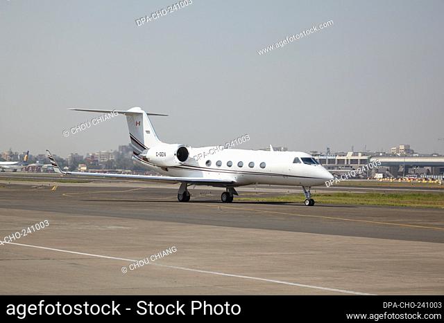 Gulfstream G IV landing at the Mumbai airport