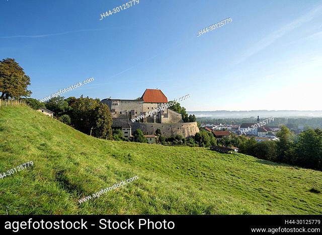 Burg Tittmoning hoch über der Stadt Tittmoning an der Salzach gelegen, beinhaltet eine sehenswerte Schützenscheibensammlung, Rupertiwinkel, Oberbayern