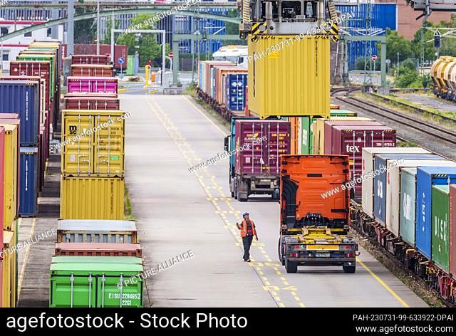 31 July 2023, Hesse, Frankfurt/Main: A container is loaded onto a truck at the transshipment terminal. According to the operator