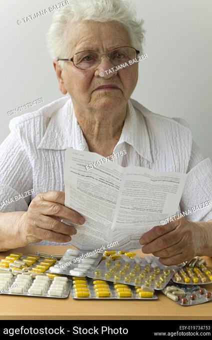 Seniorin liest Beipackzettel