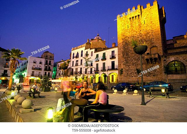 Plaza Mayor, Torre de Bujaco in background. Cáceres, Extremadura, Spain