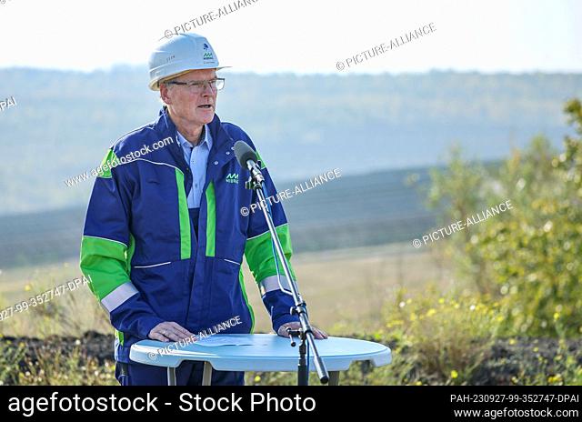 27 September 2023, Saxony, Groitzsch: Armin Eichholz, CEO of Mibrag, commissions the new Peres II photovoltaic plant in the former open pit mine