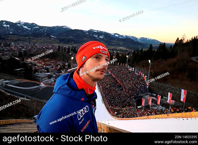 Der ehemalige Skispringer Andreas Wank (SC Hinterzarten) schaut als Co-Trainer von Stefan Horngacher genau hin bei der Vierschanzentournee Oberstdorf 19-20