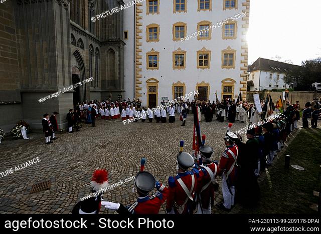 13 January 2023, Baden-Wuerttemberg, Salem: Altar boys and other mourners enter Salem Minster on the second day of the funeral service for Max Markgraf