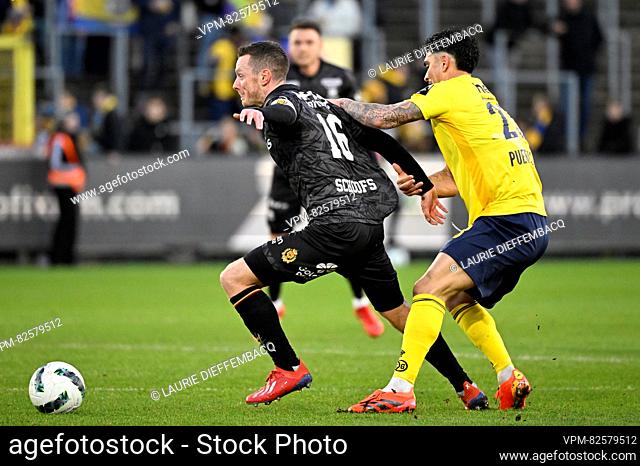 Union's Cameron Puertas Castro and Mechelen's Rob Schoofs pictured in action during a soccer match between Royale Union Saint-Gilloise and KV Mechelen