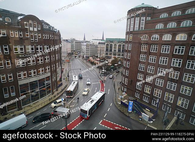 29 November 2023, Hamburg: View from an office of the Deutschlandhaus onto the Gänsemarkt in the city center. The construction site of the Elbtower can be seen...