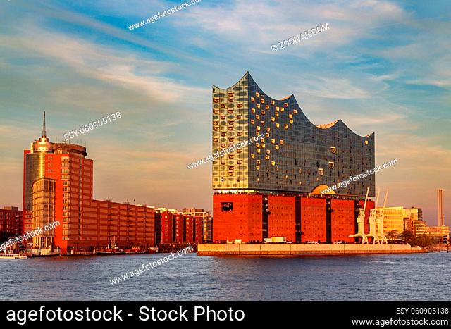 Die Elbphilharmonie im Hamburger Hafen. Elbphilharmonie in the harbour of Hamburg, Germany in evening light