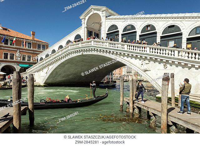 Rialto Bridge across Grand Canal, connecting the sestieri of San Polo and San Marco, Venice, Italy