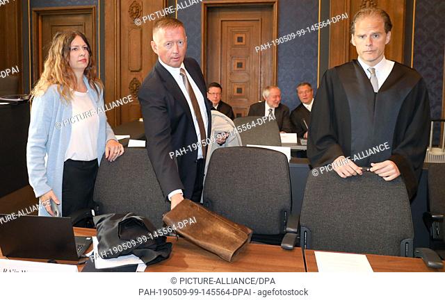 09 May 2019, Mecklenburg-Western Pomerania, Schwerin: At the beginning of the trial for subsidy fraud the Norwegian entrepreneur Harald Lökkevik (in front M)...