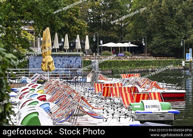 13 October 2023, Berlin: Only a few sunshades, which now rather protect against the rain, are still in use in the beer garden in Treptower Park