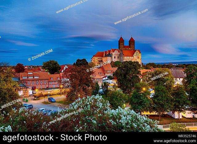 Blick auf das Schloss von Quedlinburg bei nacht