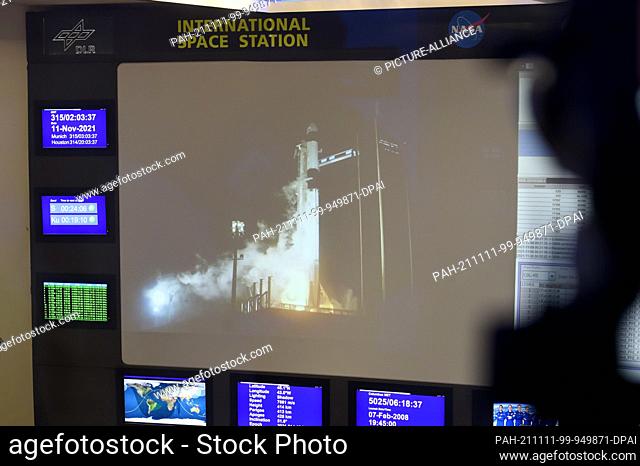 11 November 2021, Bavaria, Oberpfaffenhofen: A Falcon 9 rocket from SpaceX can be seen on a large video screen in the Columbus Control Center at the German...
